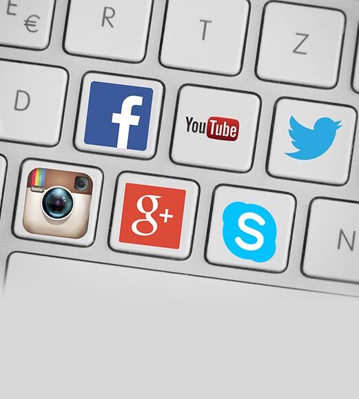 MÉDIAS SOCIAUX ET SITE WEB